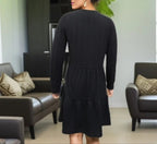 Damen lässiges Strickkleid mit voluminösem Saum und V-Ausschnitt