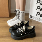 Damen modische Plateau-Sneaker mit glänzender Oberfläche und dekorativen Schnürdetails R&B