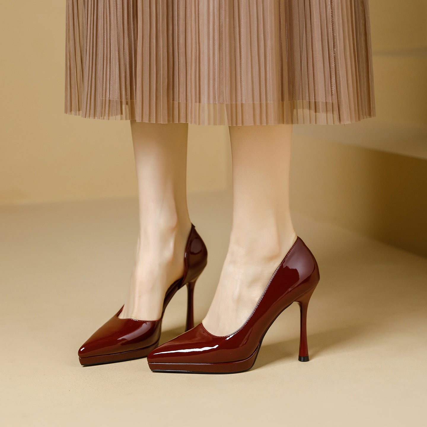 Damen elegante Stiletto-Pumps mit seitlichem Cut-Out und glänzender Oberfläche