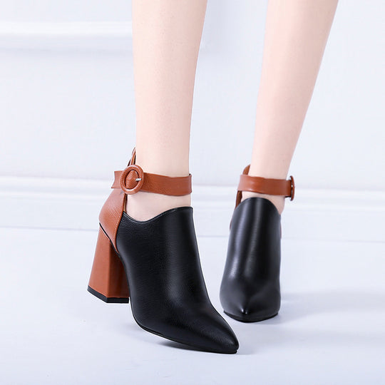 Damen nan elegante spitze Kurzstiefelette mit Fersenreißverschluss, dekorativem Knöchelriemen und skulpturellem Blockabsatz R&B