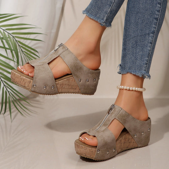Damen Wedge-Pantoletten mit modischem Schnallen-Design und dekorativen Nieten R&B
