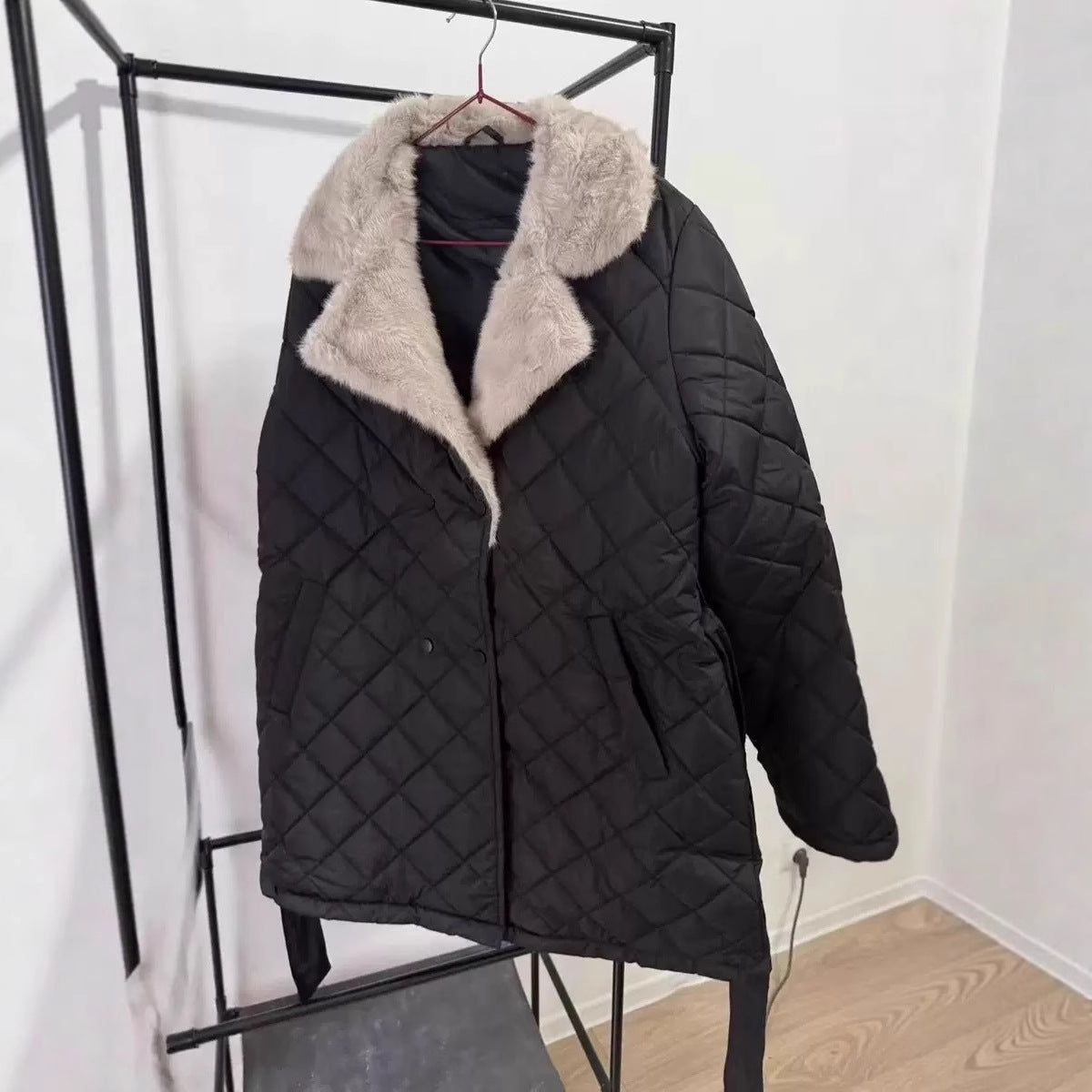 Damen gesteppte Winterjacke mit weichem Kragen und praktischen Taschen R&B
