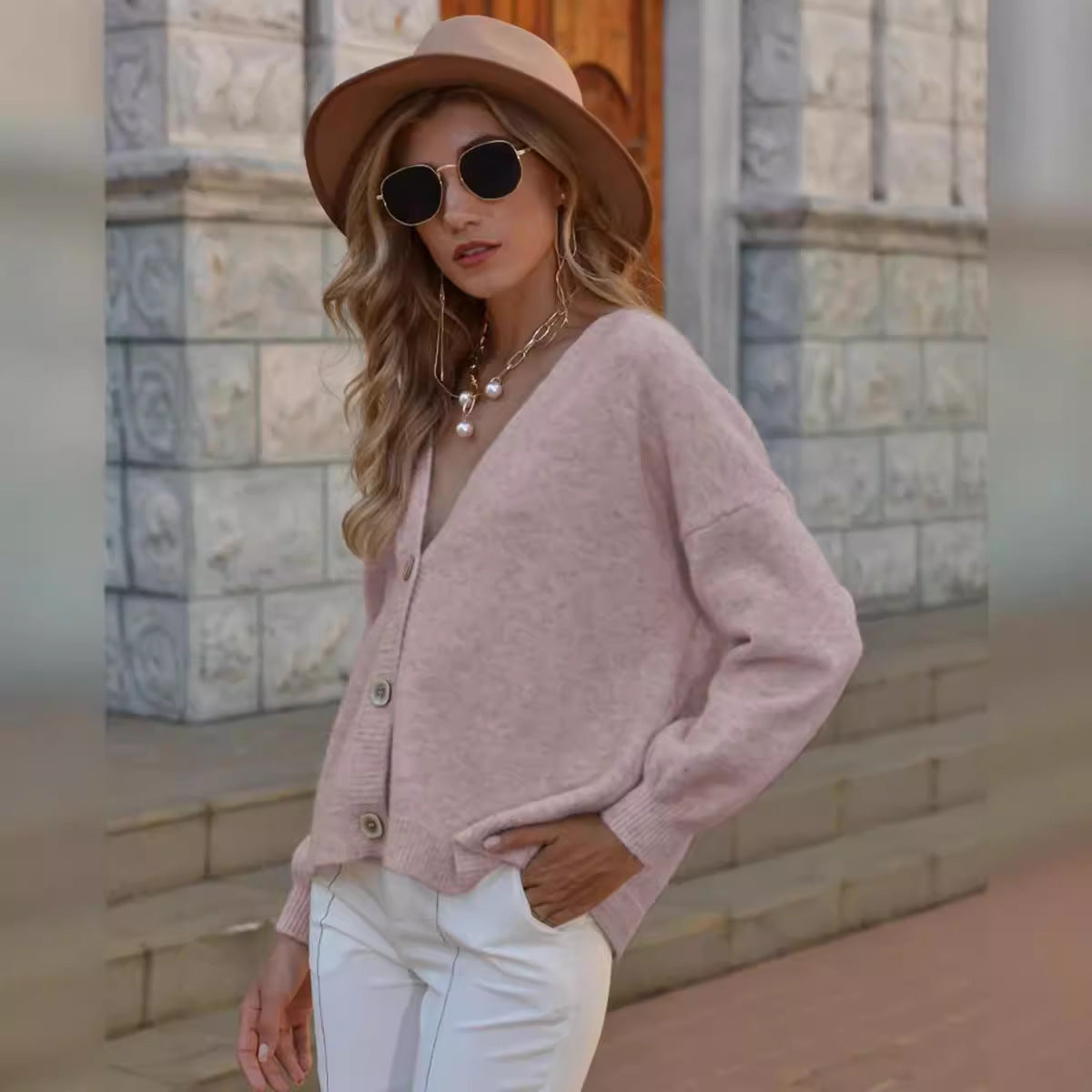Damen Grobstrickcardigan mit lässigem V-Ausschnitt und dekorativen Knopfdetails R&B