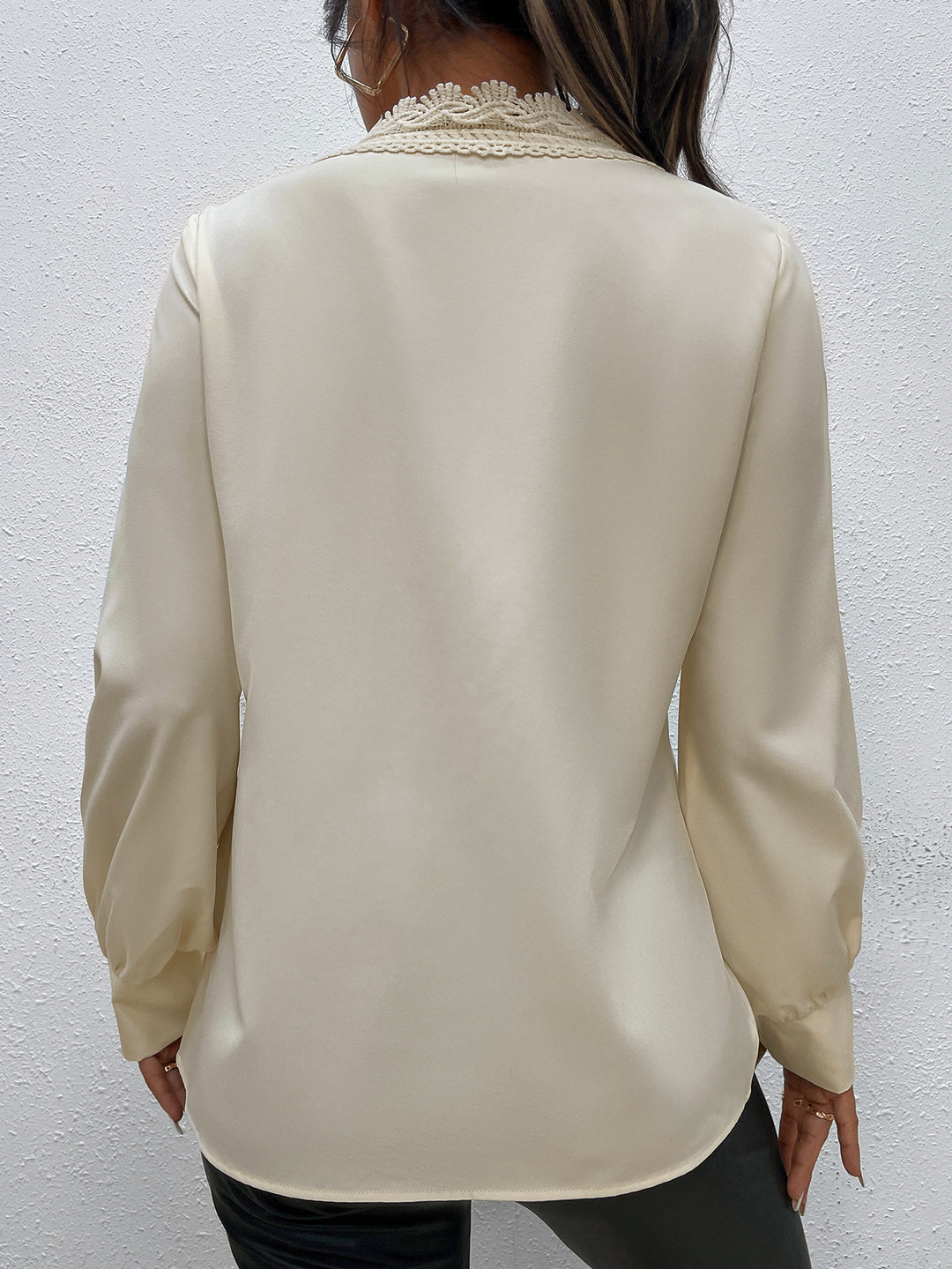 Damen Elegante Bluse mit Spitzenbesatz und Knopfdetails R&B