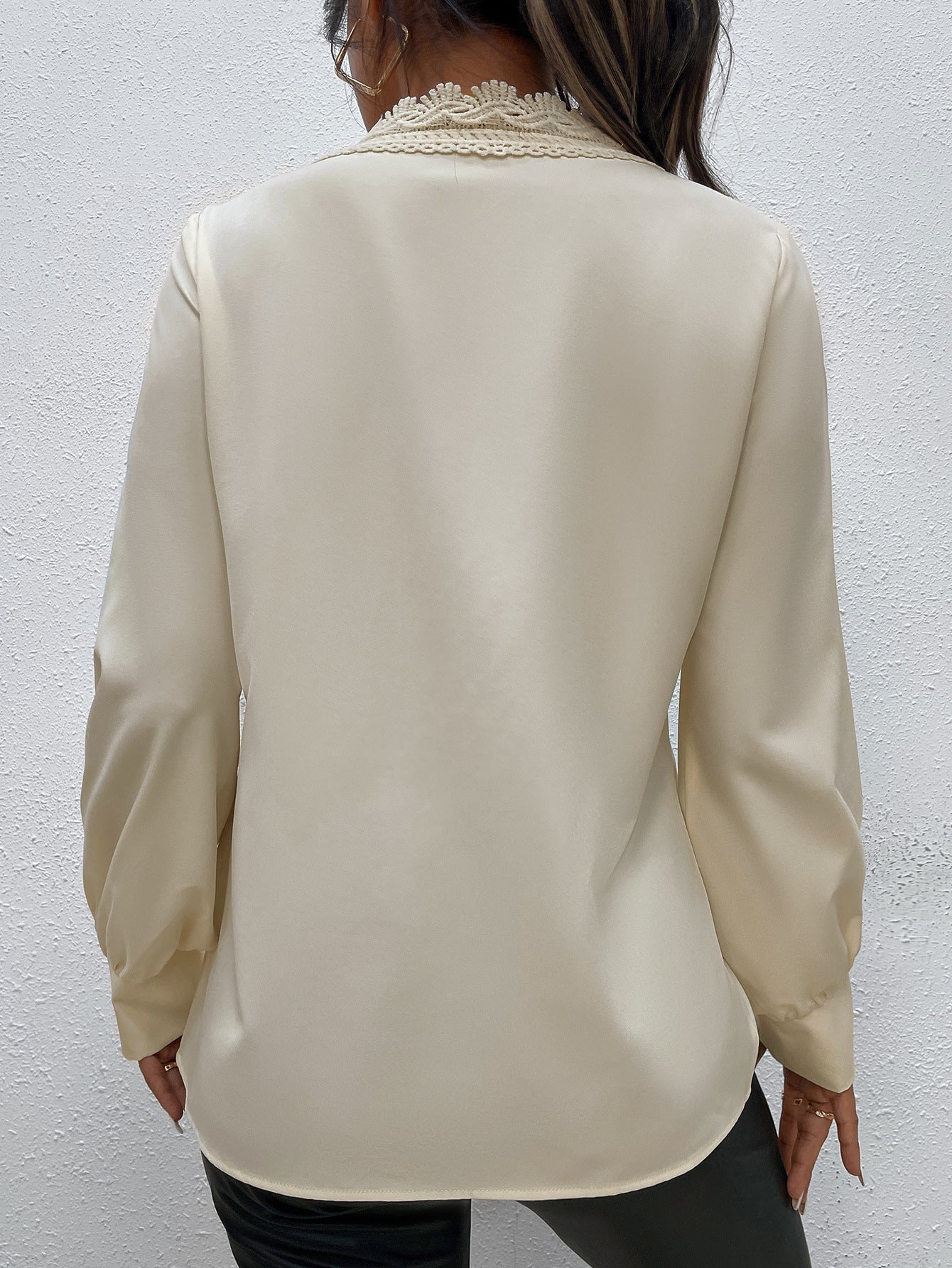 Damen Elegante Bluse mit Spitzenbesatz und Knopfdetails