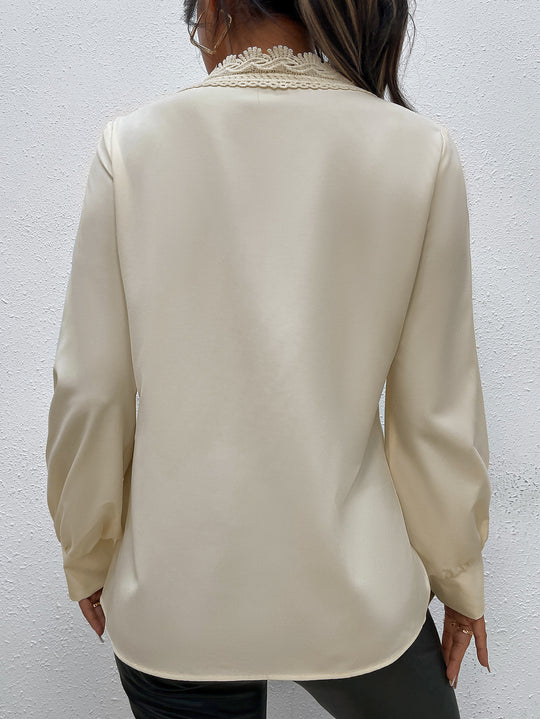 Damen Elegante Bluse mit Spitzenbesatz und Knopfdetails R&B
