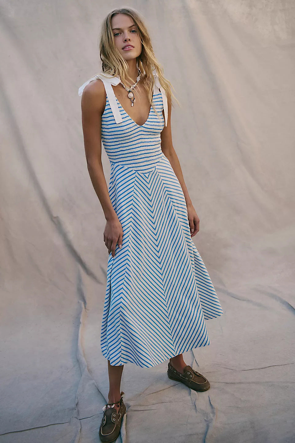 Damen Maxi-Sommerkleid mit verspielten Trägern und elegantem V-Ausschnitt R&B