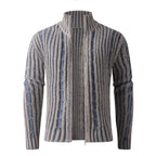Herren Strickjacke mit Hochkragen und anspruchsvollem Zopfmuster
