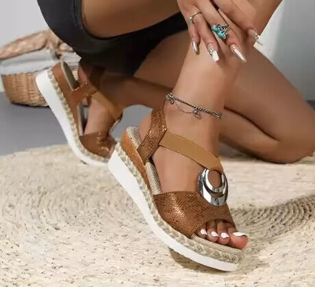 Damen Wedge-Sandalen mit dekorativem Riemen und modischem Anhänger R&B