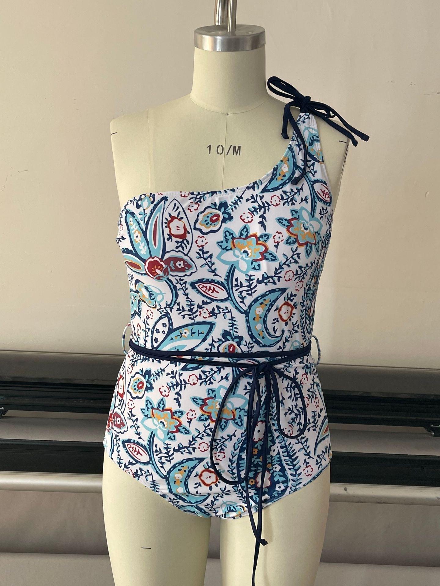 Damen Einseitiger Badeanzug mit floralem Muster und verstellbarem Gürtel R&B
