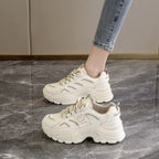Damen Sportliche Chunky Sneakers mit atmungsaktiver Sohle und eleganten Designelementen