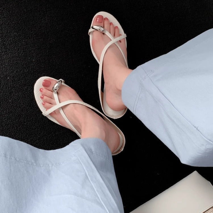 Damen Elegante Zehentrenner-Sandalen mit modischem Riemendesign und goldfarbenen Akzenten R&B