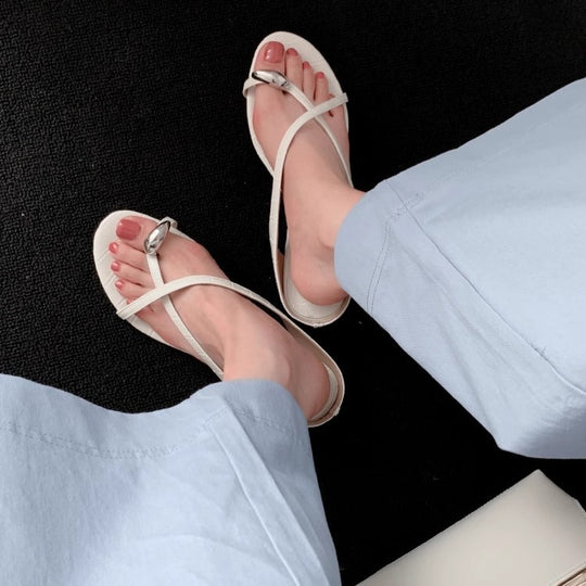 Damen Elegante Zehentrenner-Sandalen mit modischem Riemendesign und goldfarbenen Akzenten R&B