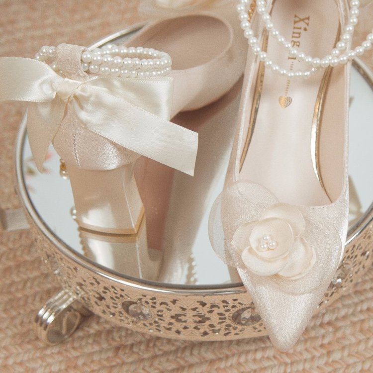 Damen elegante Spitzen-Pumps mit floralem Akzent und Perlenschmuck