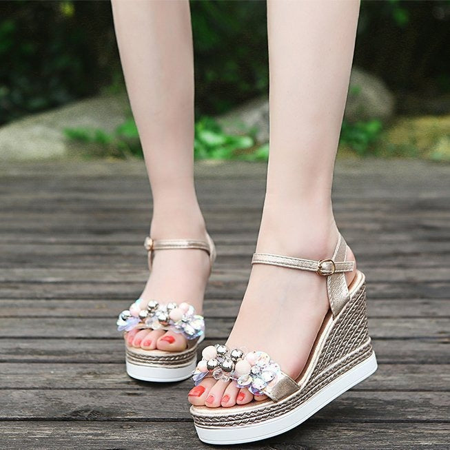 Damen Wedge-Sandalen mit floralen Verzierungen und rutschfester Sohle R&B