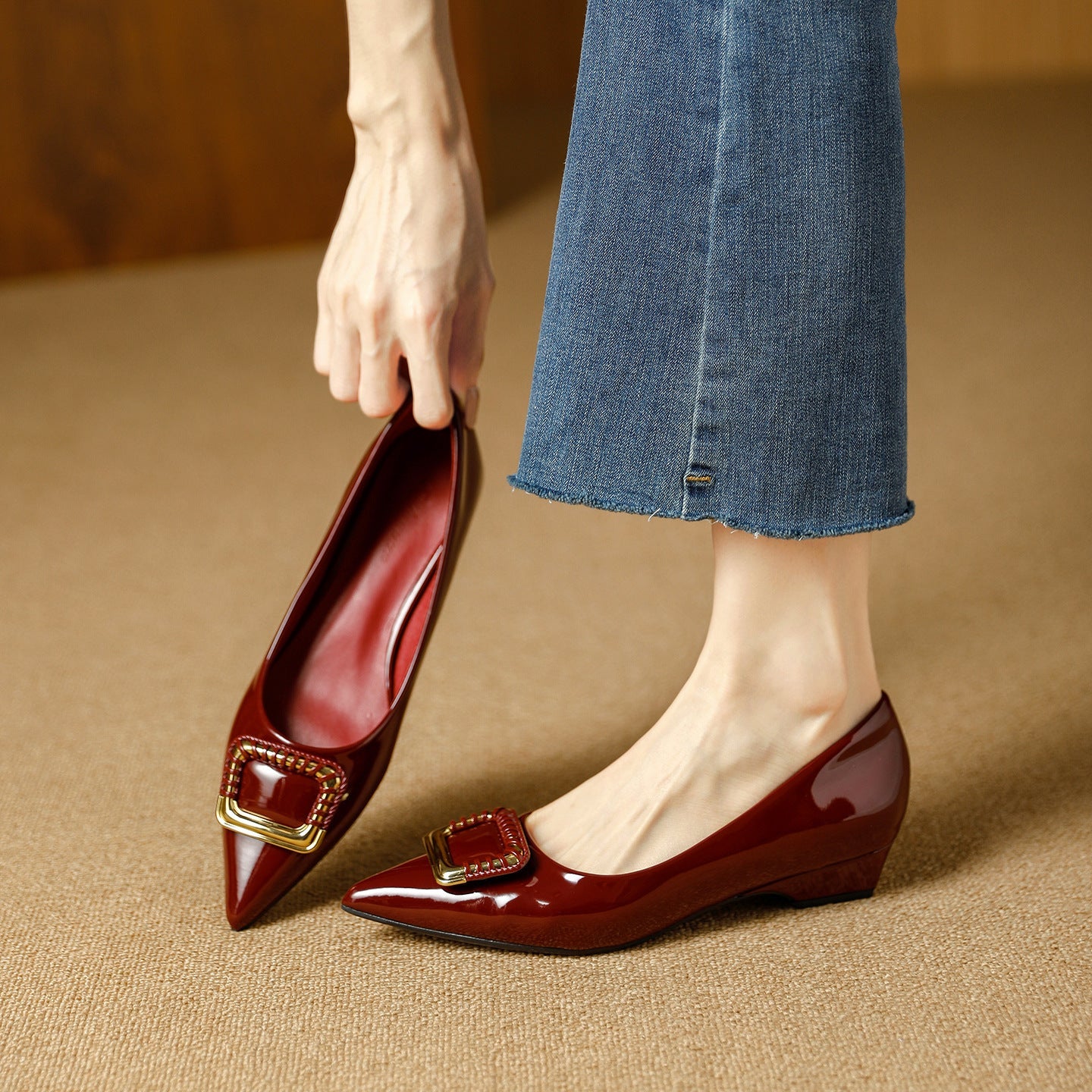 Damen elegante spitze Pumps mit dekorativem Schmuck