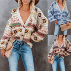 Damen Grobstrickpullover mit V-Ausschnitt und dekorativen Holzknöpfen R&B