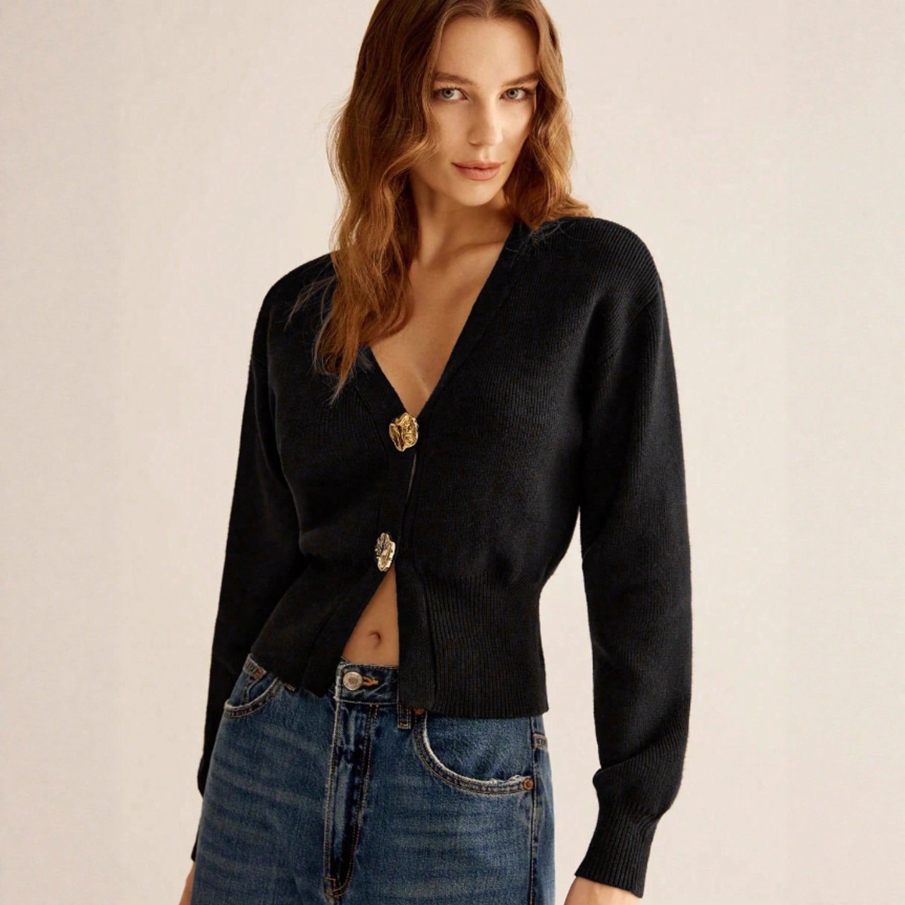 Damen Strickjacke stilvoll mit raffinierten Knöpfen