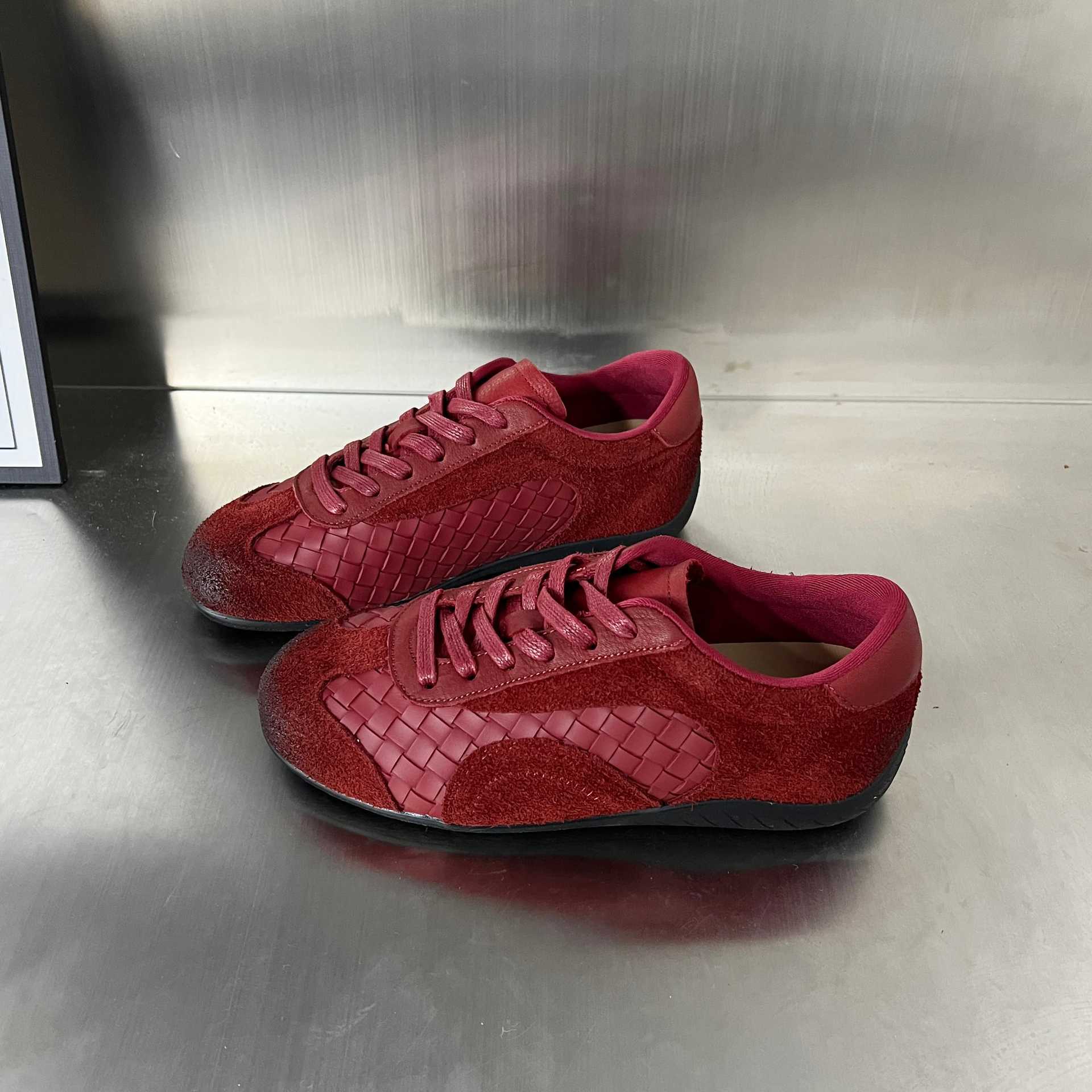 Damen Sportliche Sneaker mit exklusivem Veloursleder und modernem Flechtdesign R&B