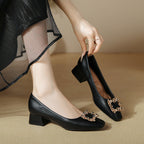 Damen elegante Pumps mit modischem Blockabsatz und funkelndem Schmuckdetail