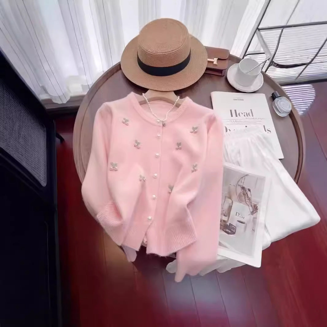 Damen Strickjacke mit floralen Stickereien und Perlenknöpfen R&B