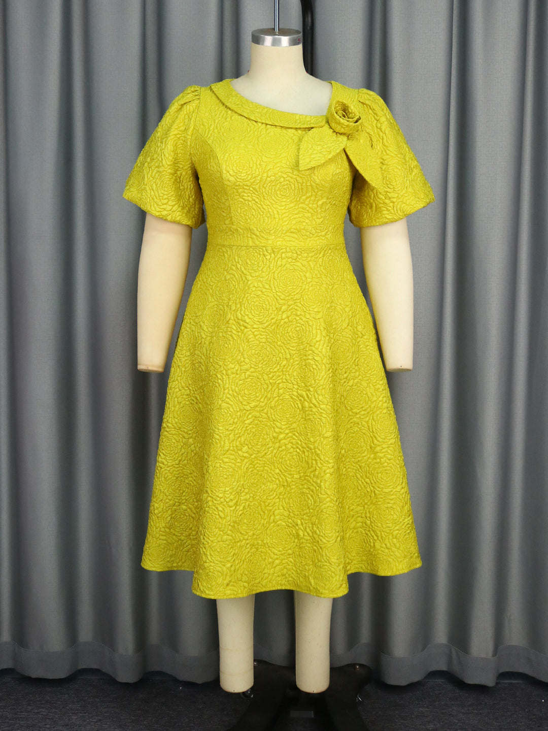 Damen Elegantes Kleid mit strukturierter Blumenapplikation R&B