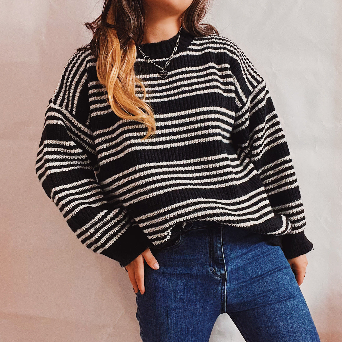 Damen lässiger Strickpullover mit breiten Streifen und überschnittenen Schultern R&B