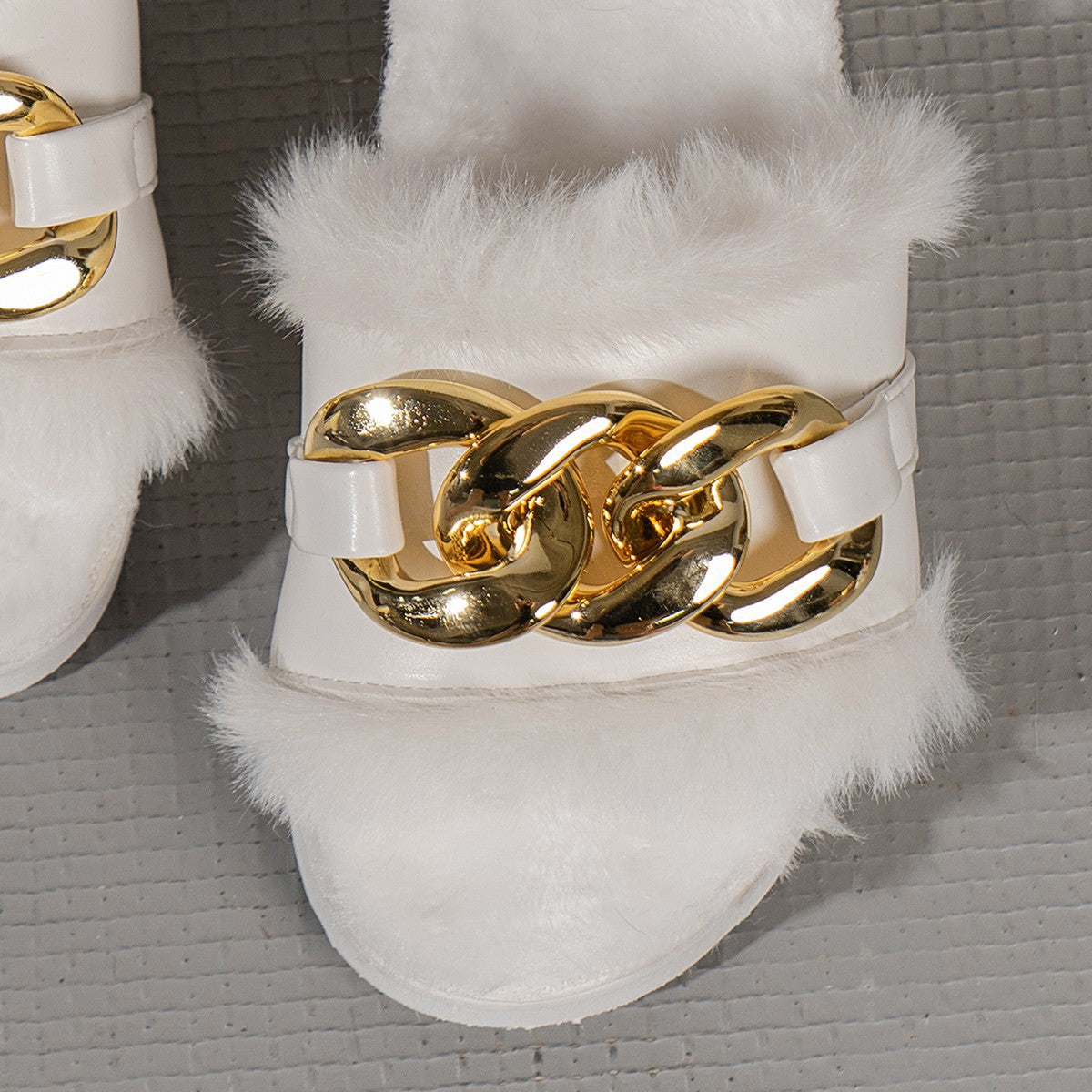 Damen Slide-Sandalen mit modischem Pelzbesatz und auffälliger Kettenapplikation R&B