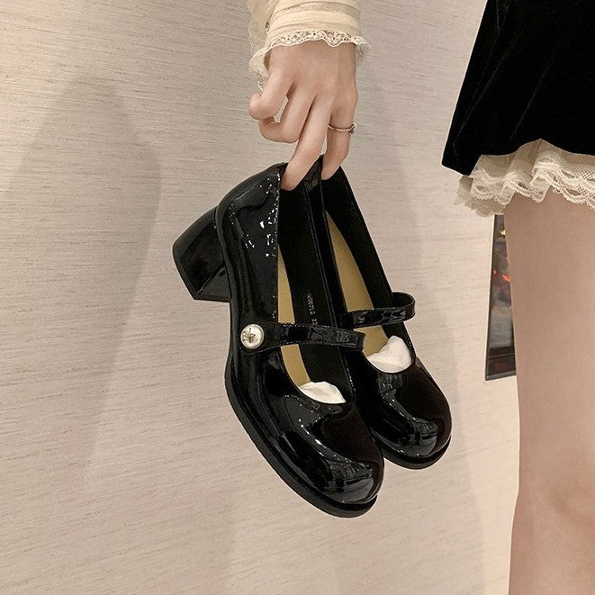 Damen Mary Jane Pumps mit glänzender Oberfläche und dekorativem Riemen