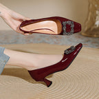 Damen elegante Pumps mit luxuriösem Schmuckdetail und komfortablem Blockabsatz