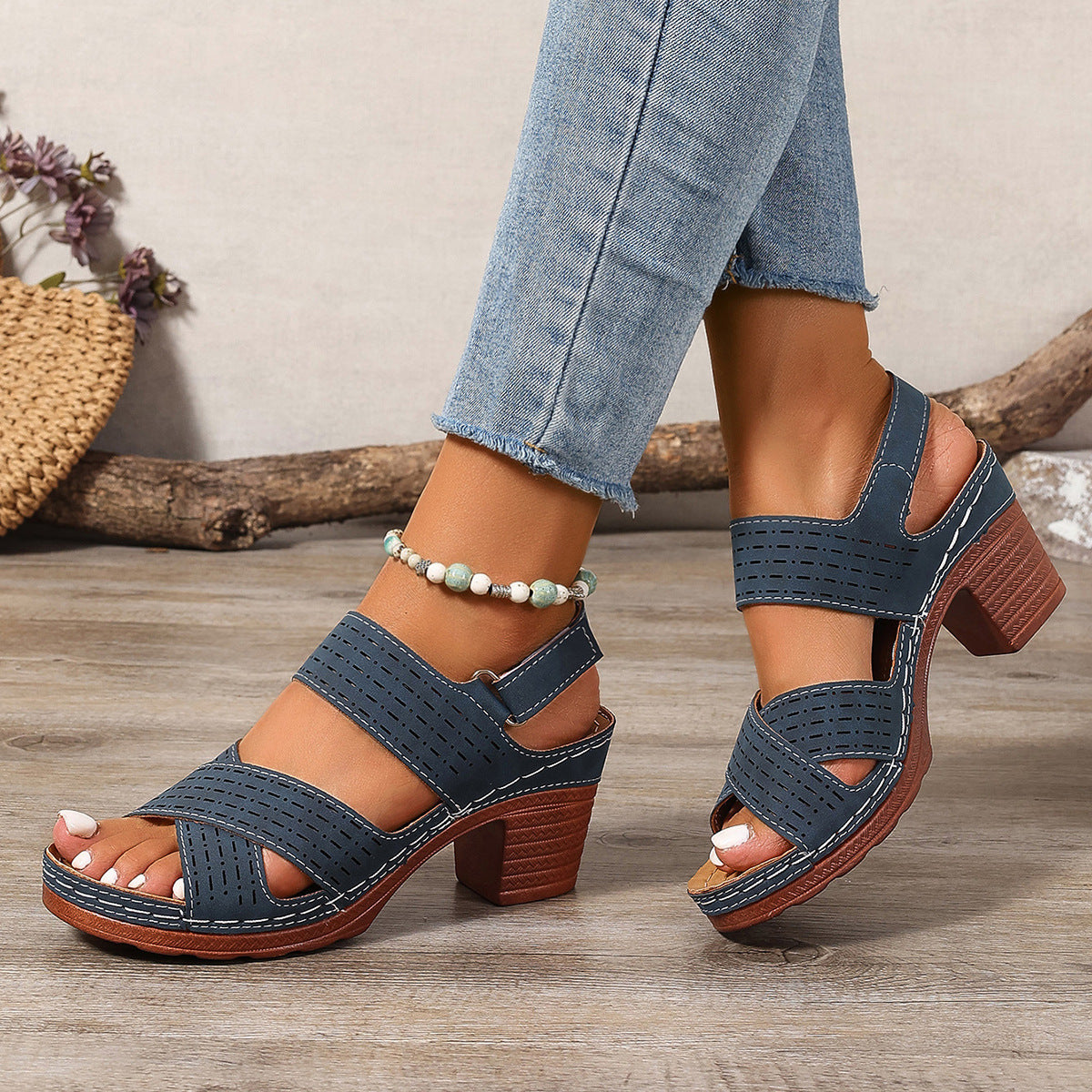 Damen Plateau-Sandaletten mit modischem Überkreuz-Riemendesign und traumhaftem Blumendetail R&B