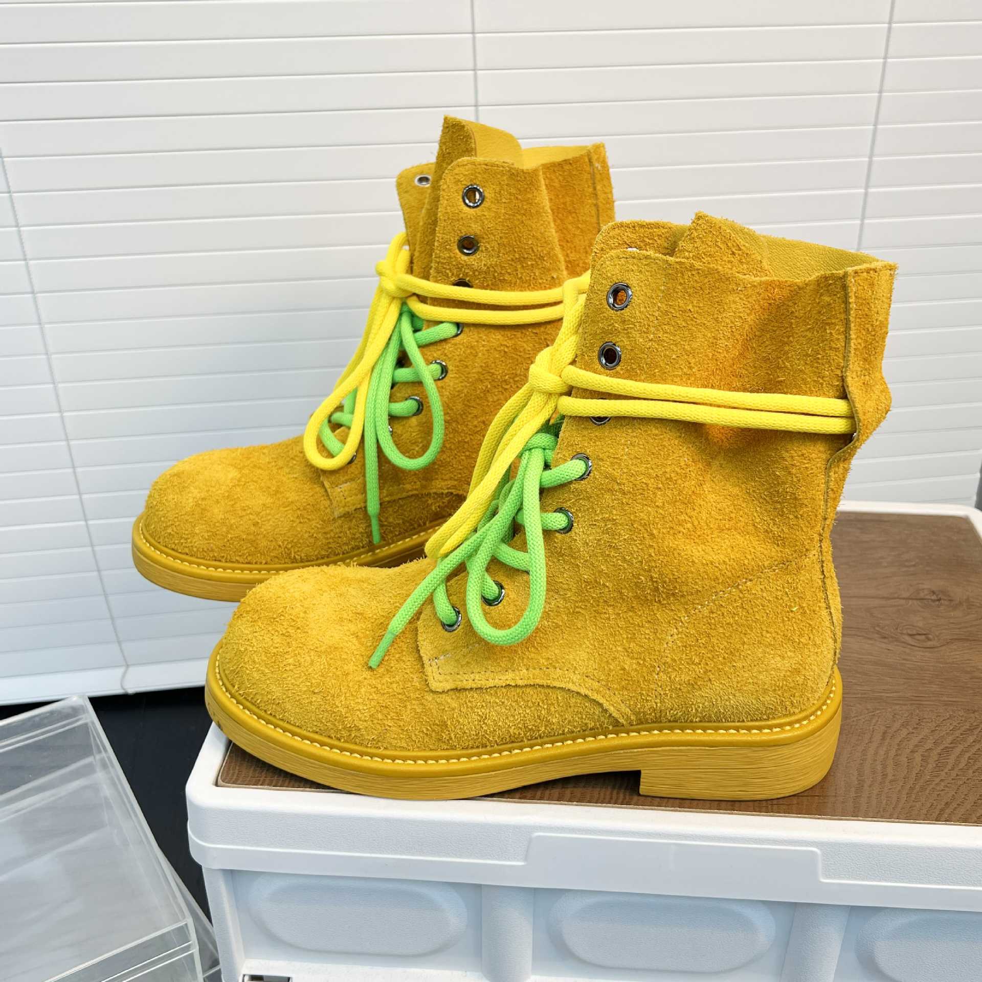 Damen modische Wildleder-Boots mit neonfarbenen Schnürsenkeln und robustem Profil R&B