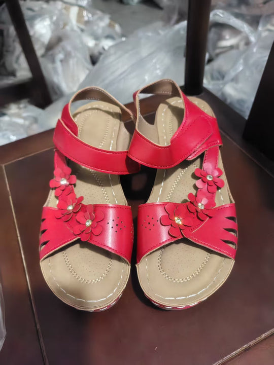 Damen Wedge-Sandaletten mit stilvollem Blüten-Design und verstellbarem Riemen R&B