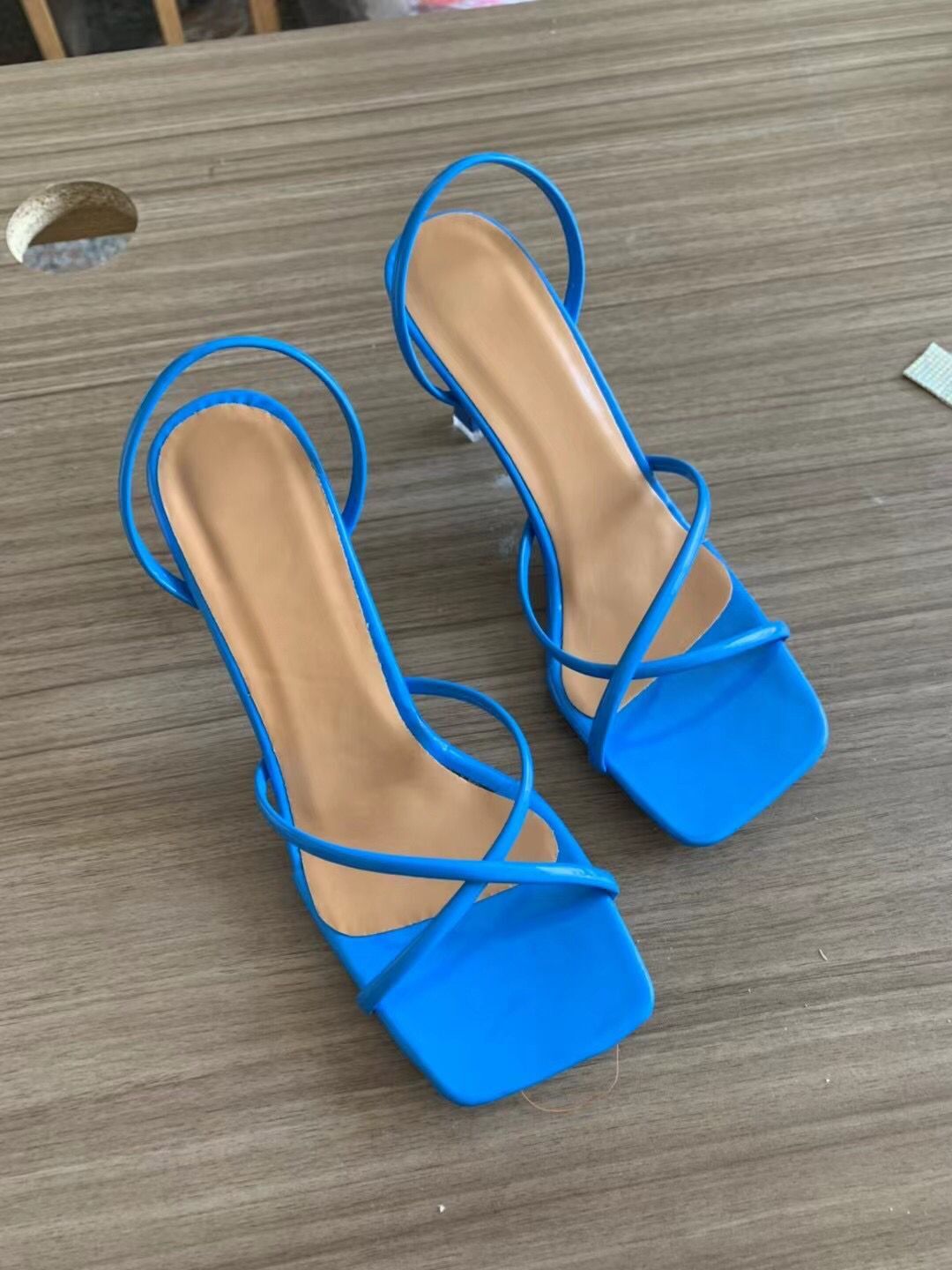 Damen elegante Absatzsandalen mit schmalen gekreuzten Riemen R&B