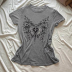 Damen T-Shirt mit künstlerischem Schmetterlingsdesign und herzförmigem Akzent R&B