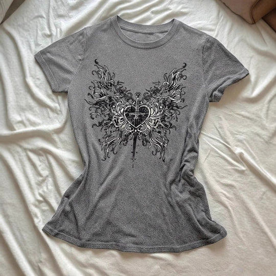 Damen T-Shirt mit künstlerischem Schmetterlingsdesign und herzförmigem Akzent R&B