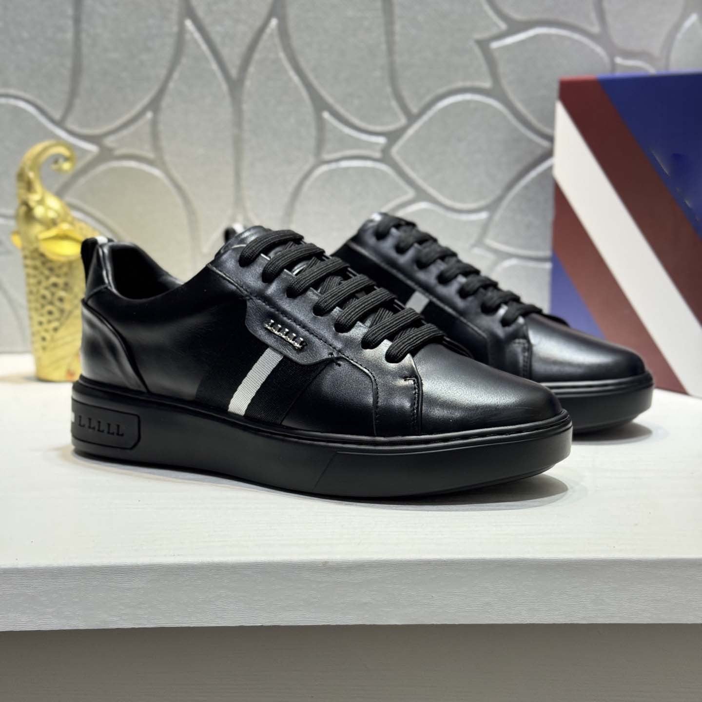 Damen Trendige Ledersneaker mit modischem Textil-Akzent von R&B
