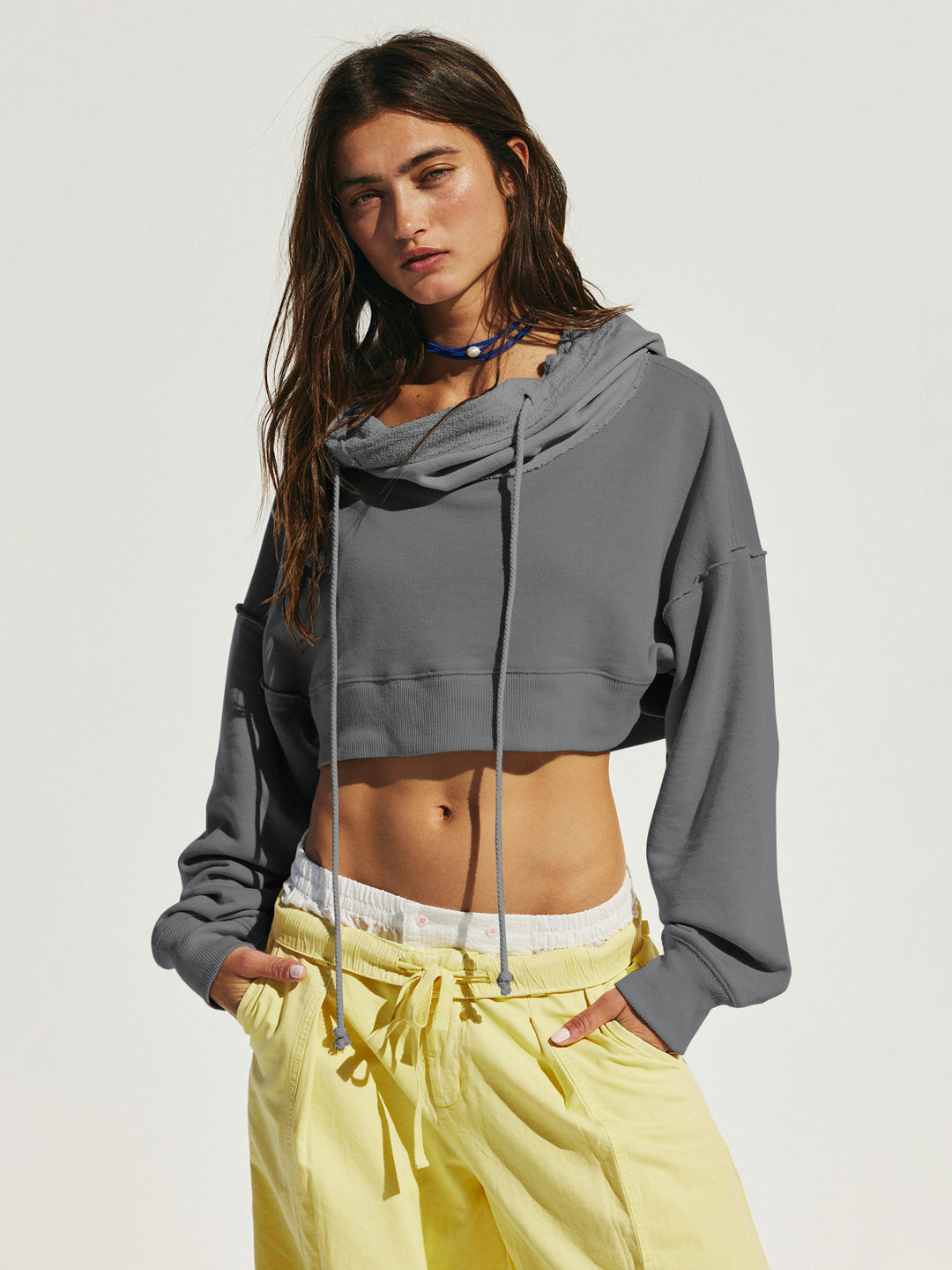 Damen cropped Sweatshirt mit lässigem Schnitt und Kängurutasche R&B
