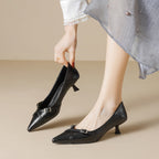Damen schicke Pumps mit spitzem Zehenbereich und modischer Schnallenakzent