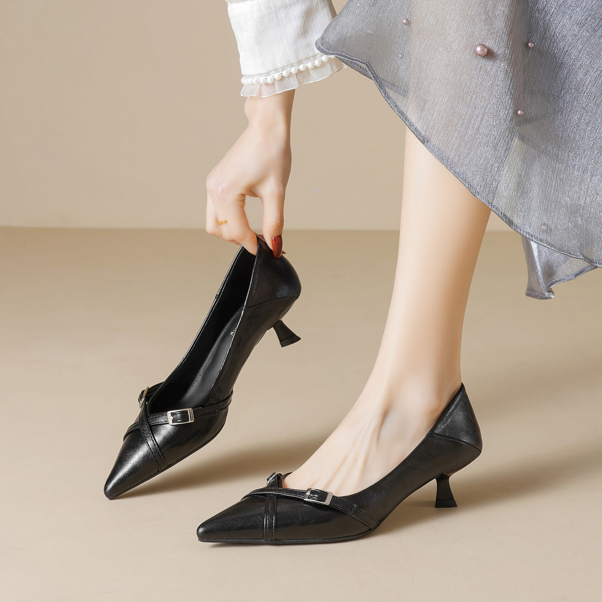 Damen schicke Pumps mit spitzem Zehenbereich und modischer Schnallenakzent