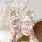 Damen Sneakers mit verspielt romantischen Details und komfortablen Sohlen