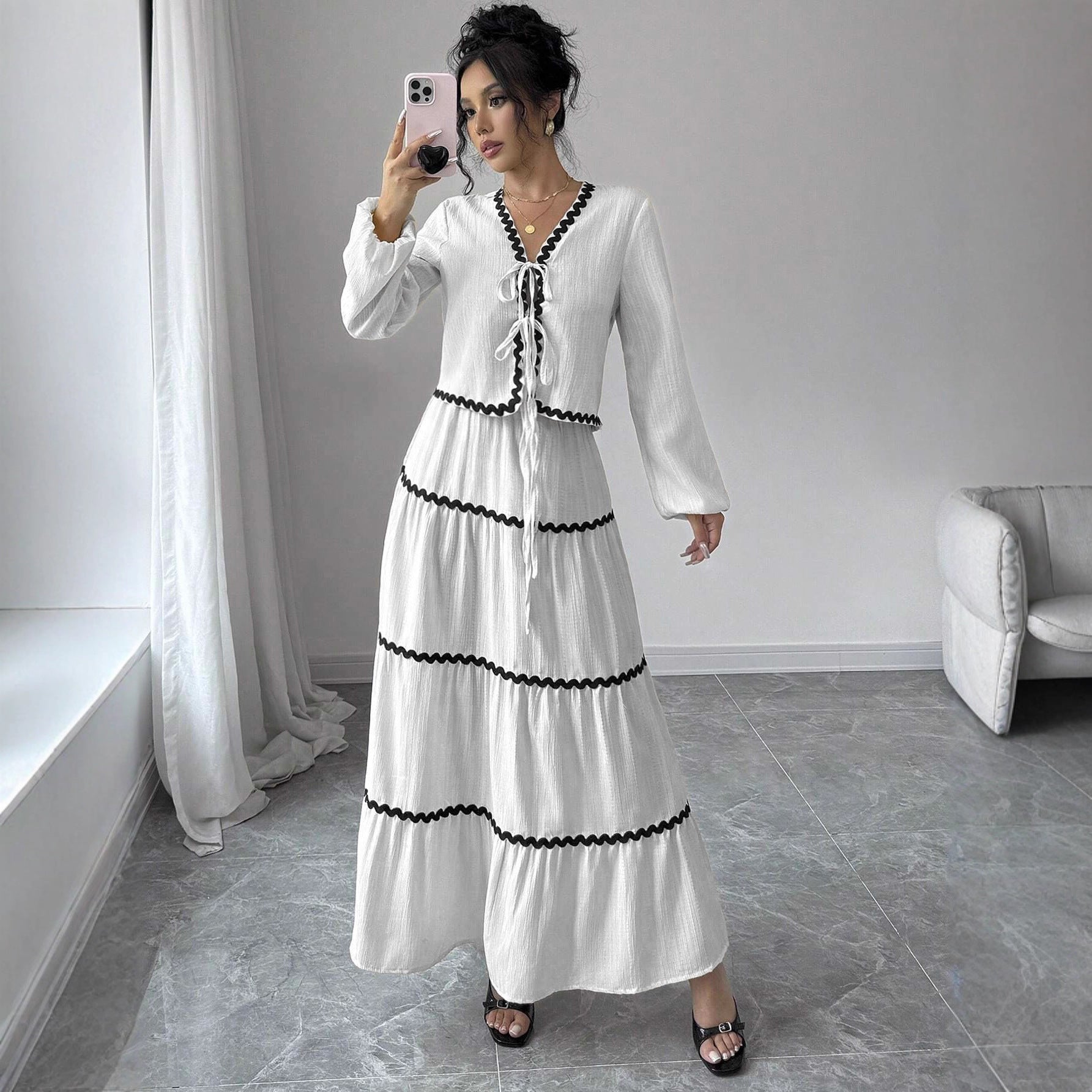 Damen Maxi-Kleid mit verspieltem Schnürungsausschnitt und elegantem Rüschenboden R&B