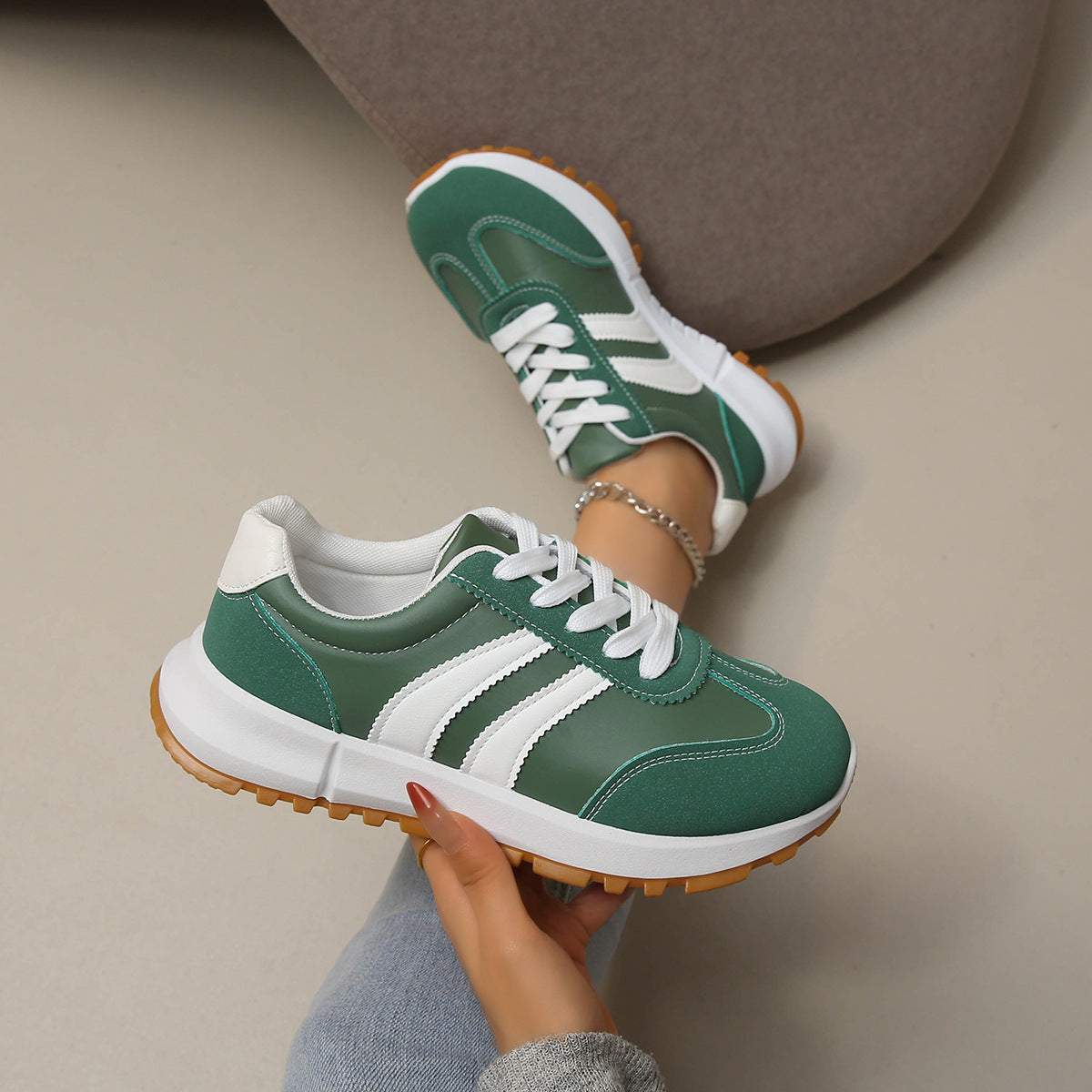 Damen Freizeitsneaker mit atmungsaktiver Oberflächenstruktur und rutschfester Sohle R&B