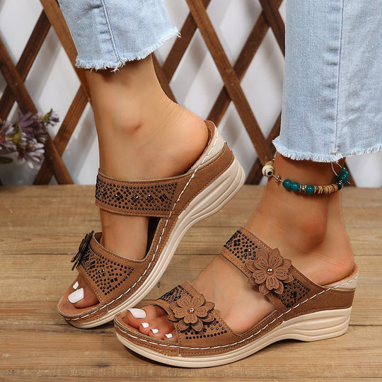 Damen Komfortable Wedge-Pantoletten mit floralem Dekor R&B