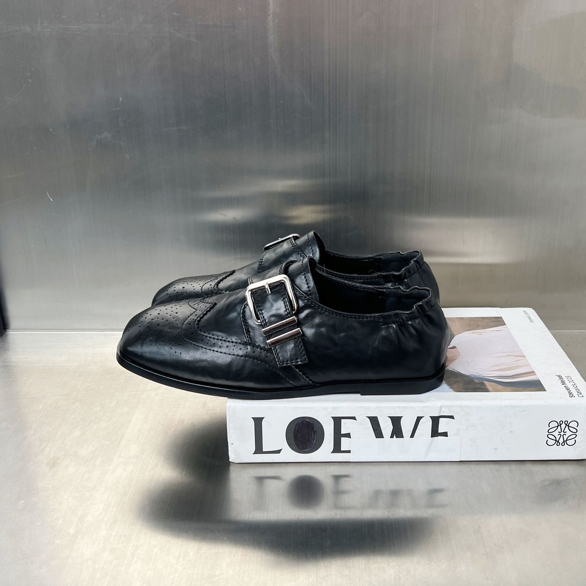 Damen elegante mokassins mit modischen Schnallen und perforierten Details R&B