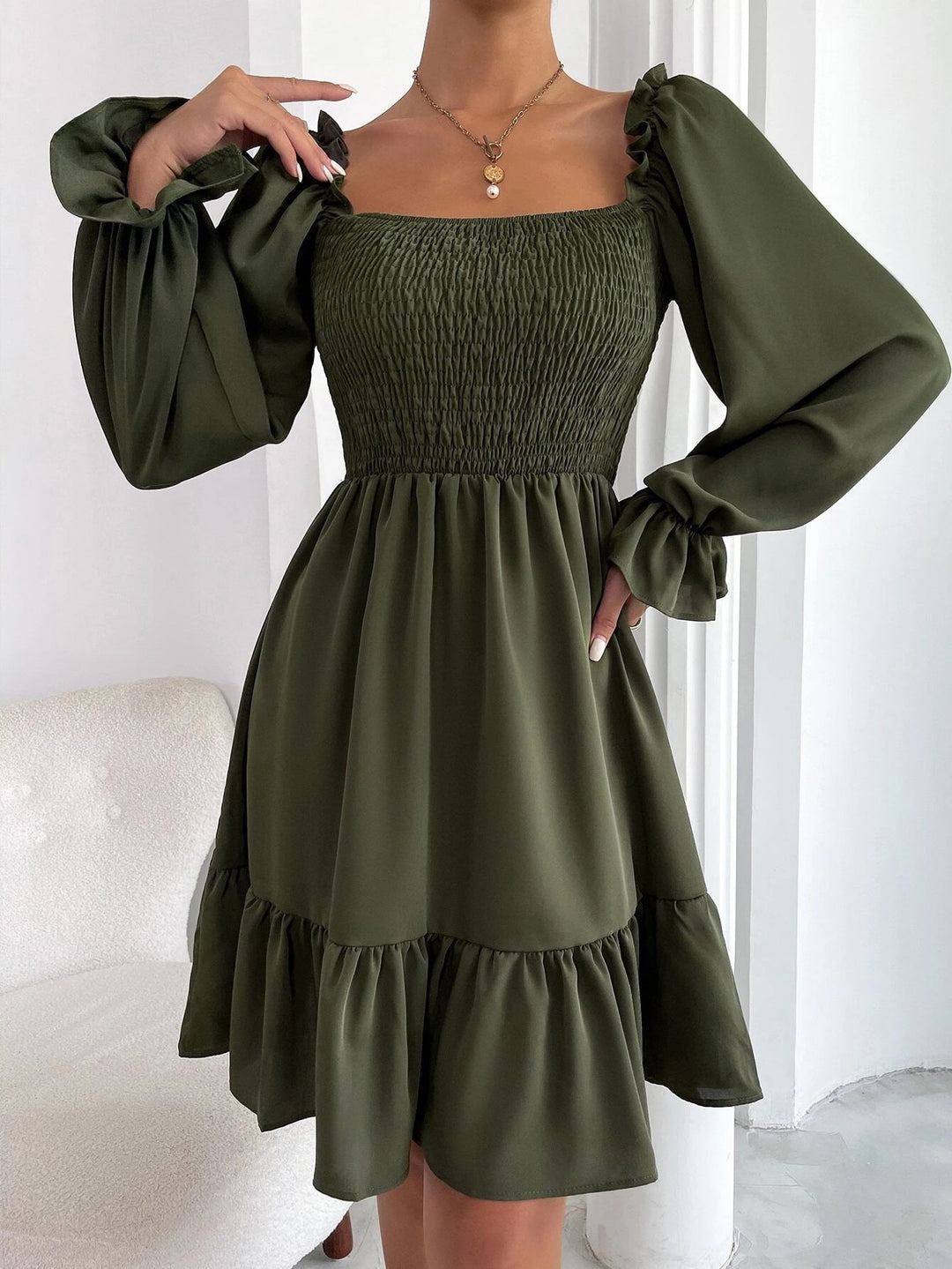 R&B | Paralleles Krepp genähtes Kleid mit Rüschensaum