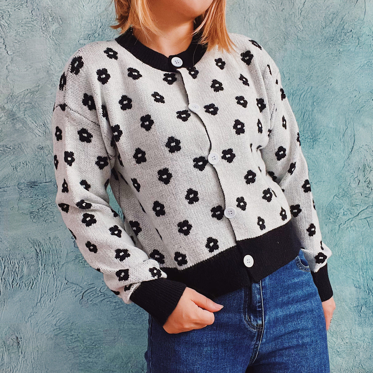 Damen Strickjacke mit floralem Muster und modischen Knopfdetails R&B