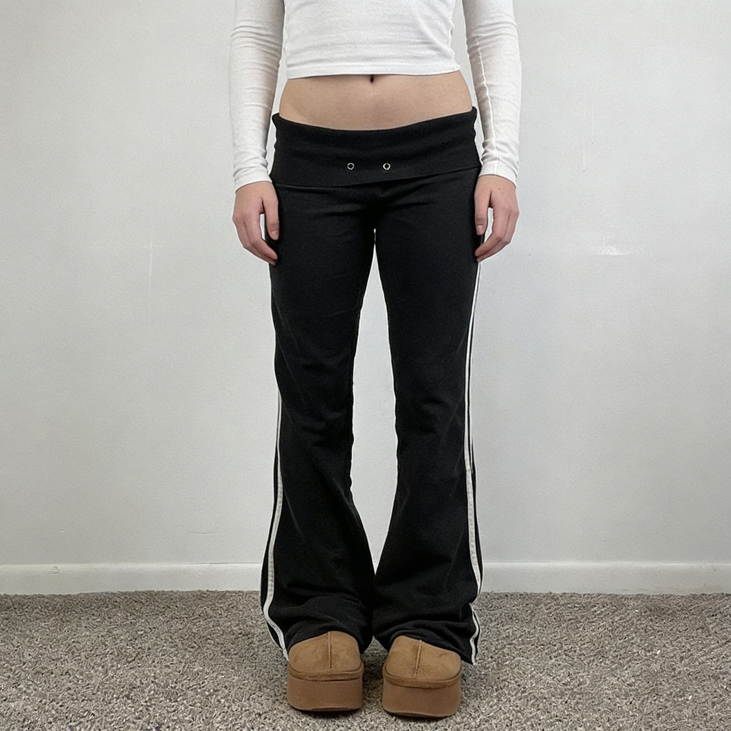 Damen Fließende Palazzo-Hose mit hohem Bund und dekorativen Ösen R&B