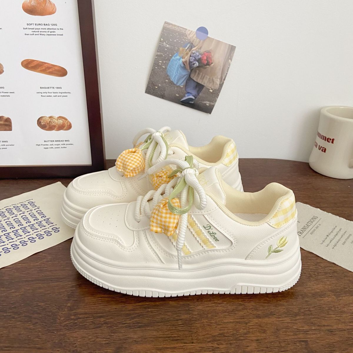 Damen Modische Sneakers mit verspielten Karomuster und komfortablen Schnürdetails