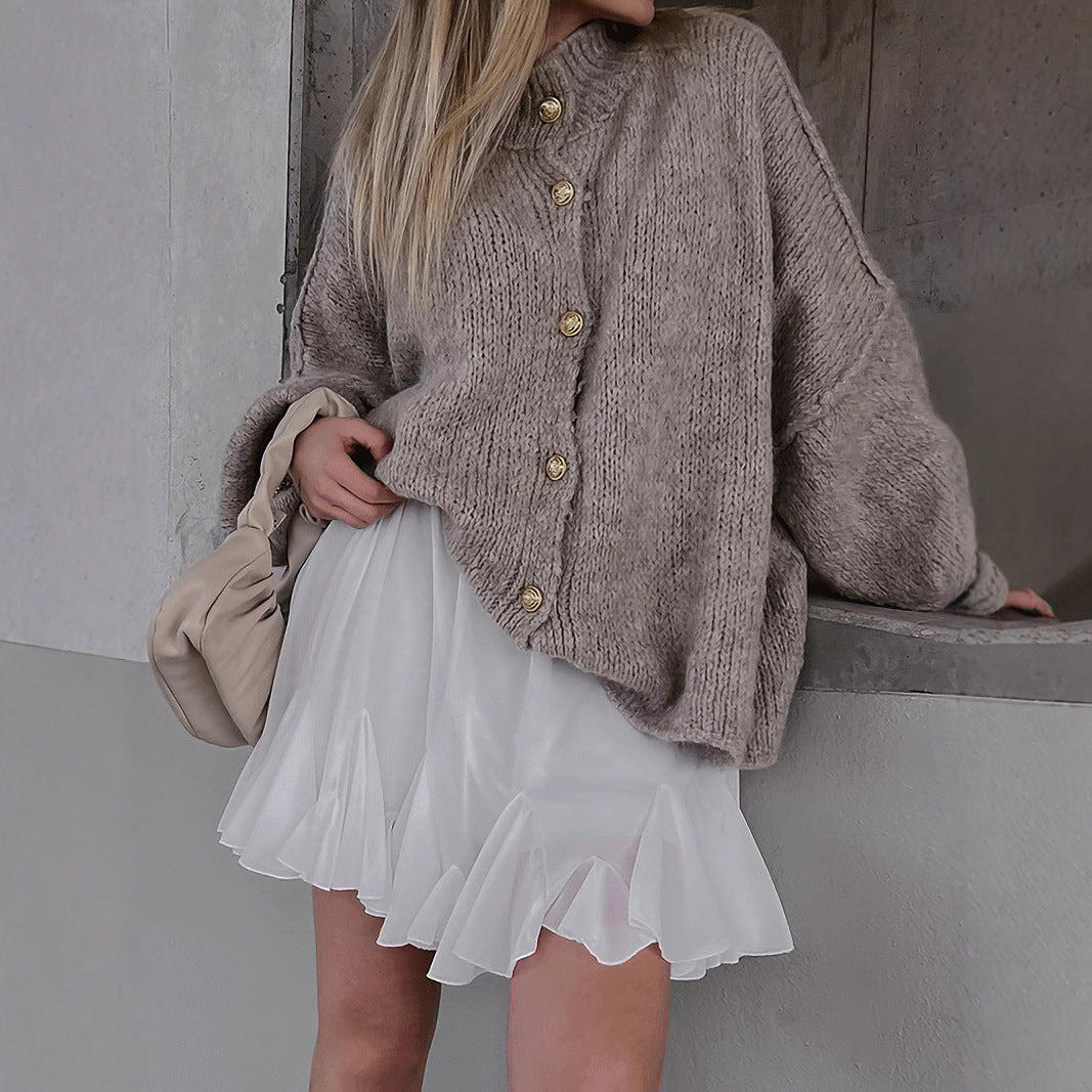 Damen kuscheliger Strickmantel mit voluminösen Ärmeln und goldenen Knopfdetails R&B